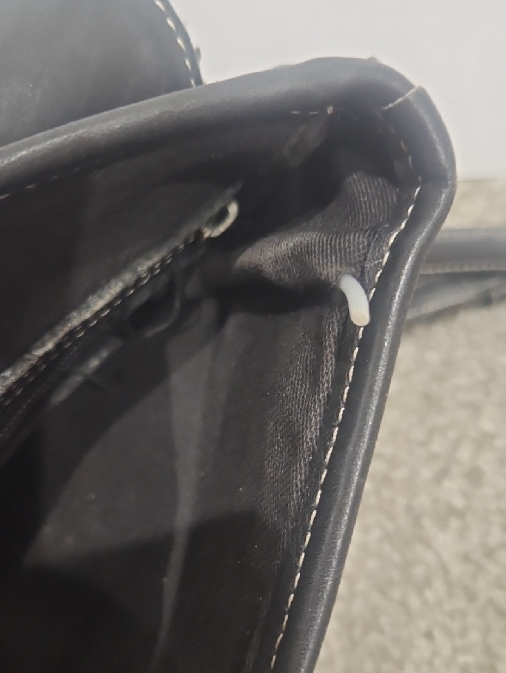 Vintage Coach Black Leather Crossbody Bag with Contrast Stitching - Picture 3 of 13